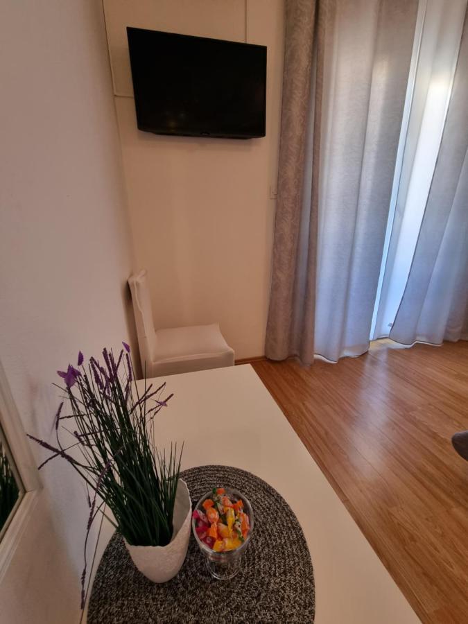 Apartments Lili Biograd Na Moru Esterno foto