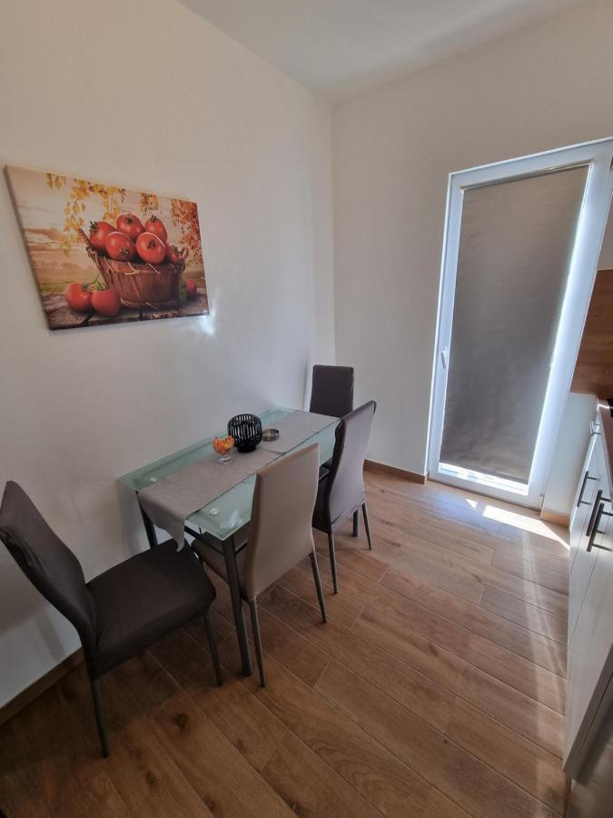Apartments Lili Biograd Na Moru Esterno foto