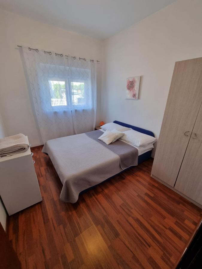Apartments Lili Biograd Na Moru Esterno foto