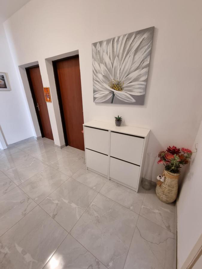 Apartments Lili Biograd Na Moru Esterno foto